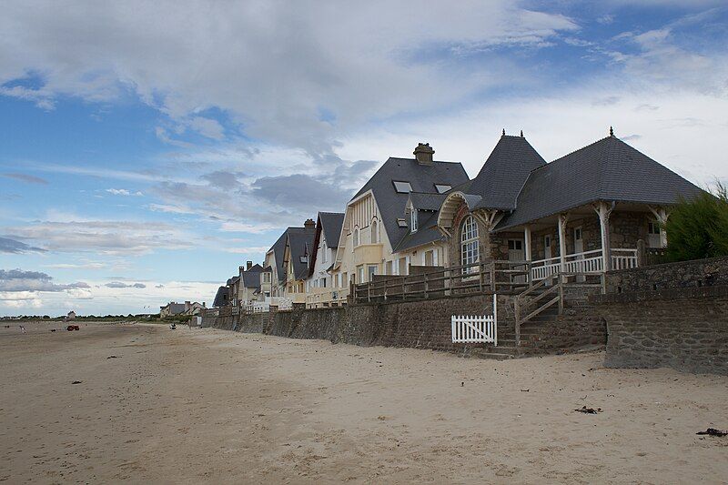 File:Plage Urville-Nacqueville.jpg