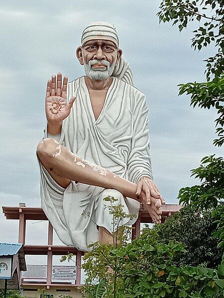 File:Sai Baba statue.jpg