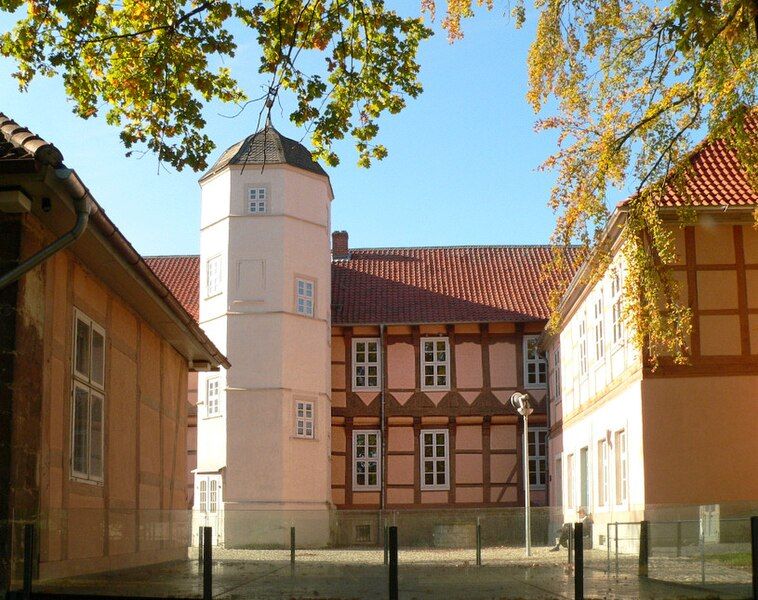 File:Schloss Fallersleben Hof.jpg