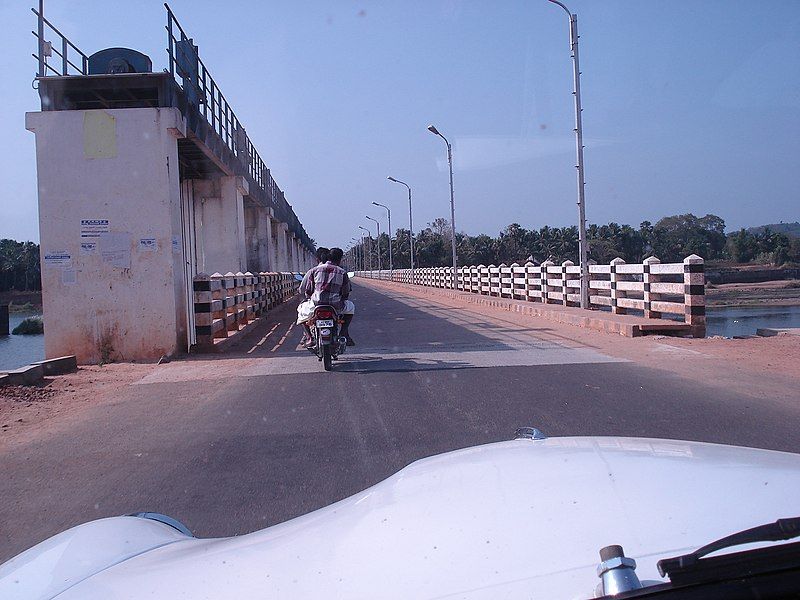 File:Velliyamkallu Bridge.jpg