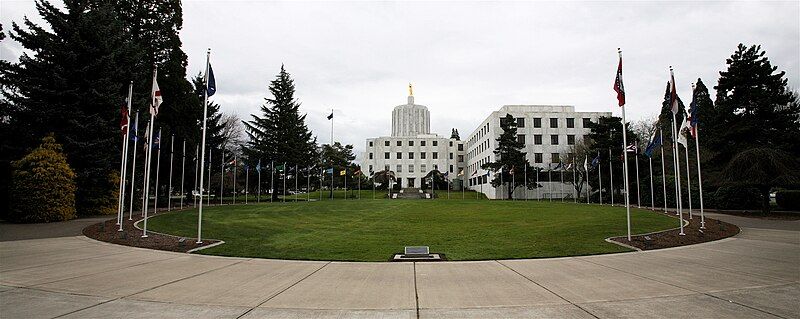 File:WalkofTheFlagsORCapitol.jpg