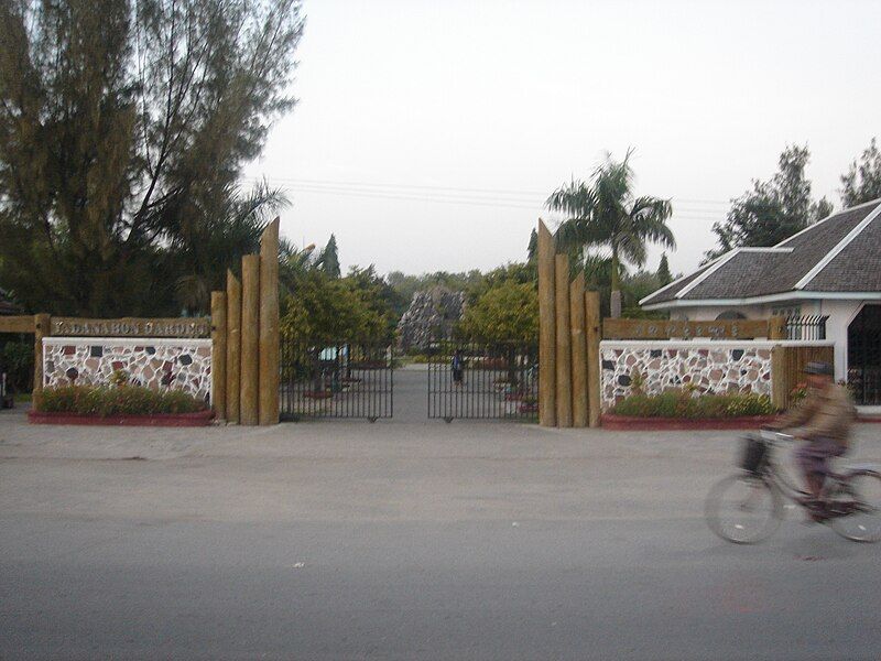 File:Yadanabon Zoo Entrance.jpg