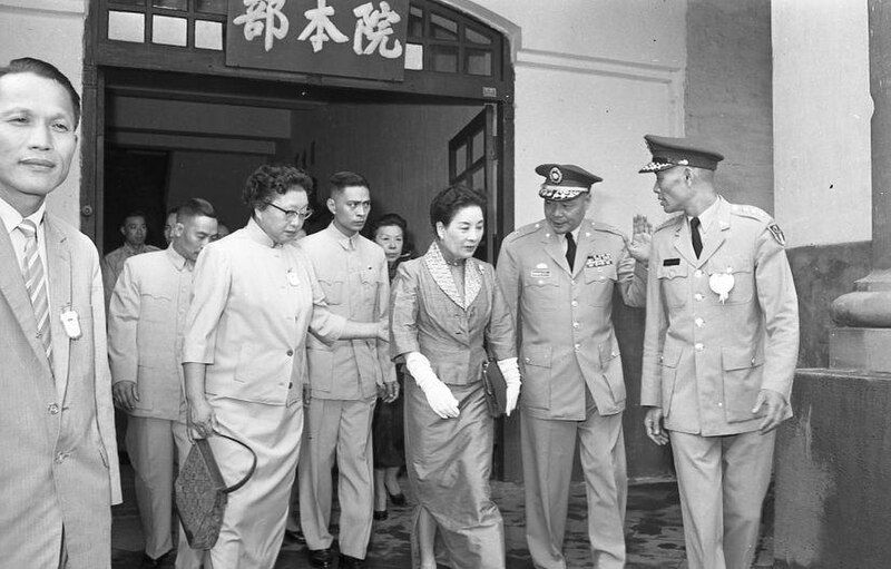 File:蔣夫人宋美齡與在臺美軍一同勞軍 01.jpg