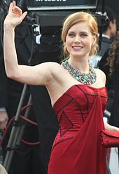 A picture of Amy Adams, waving at the 81st Academy Awards