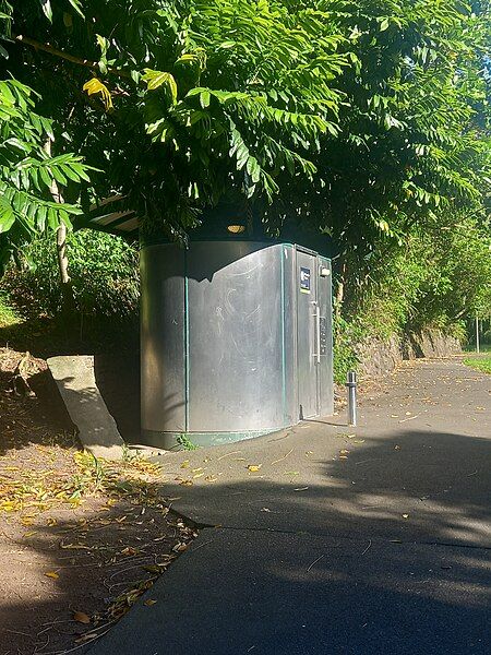 File:Dingle Dell Toilets.jpg