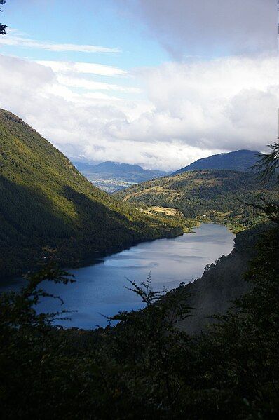 File:Lago Tinquilco.jpg