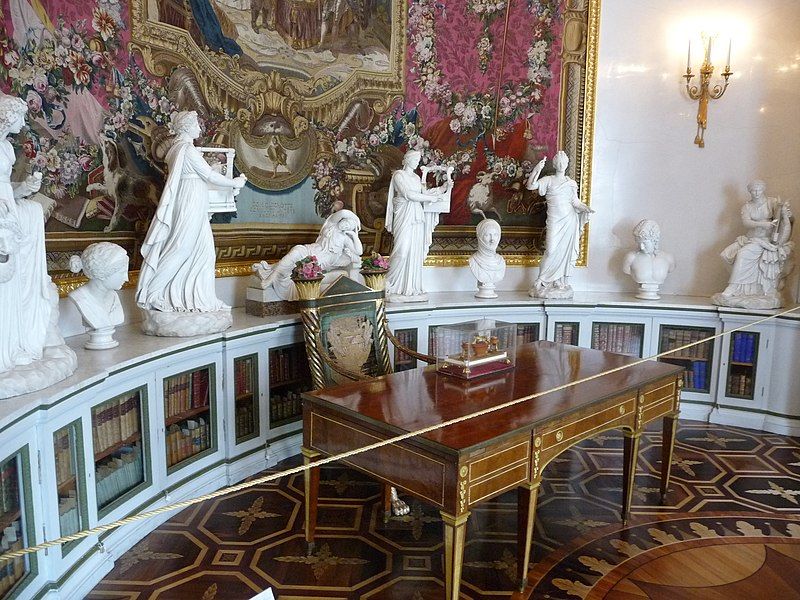 File:Palace-table-p1030767.jpg