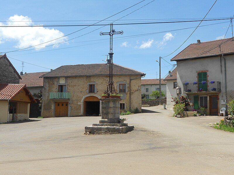 File:Place de Dessia.JPG