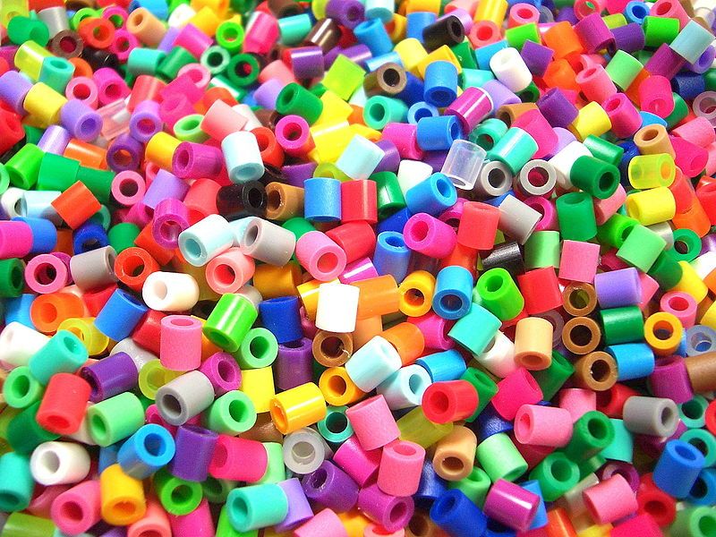 File:Plastic beads2.jpg