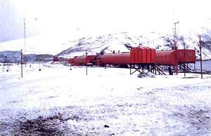 The Argentine station Corbeta Uruguay in 1981. It consists of a number of red buildings fixed on stilts and numerous aerials scattered around