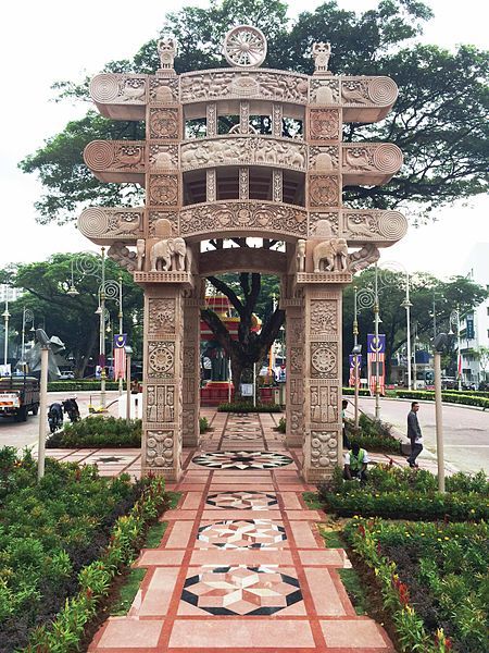 File:Torana-gate-at-Kuala-Lumpur,-Malaysia.jpg