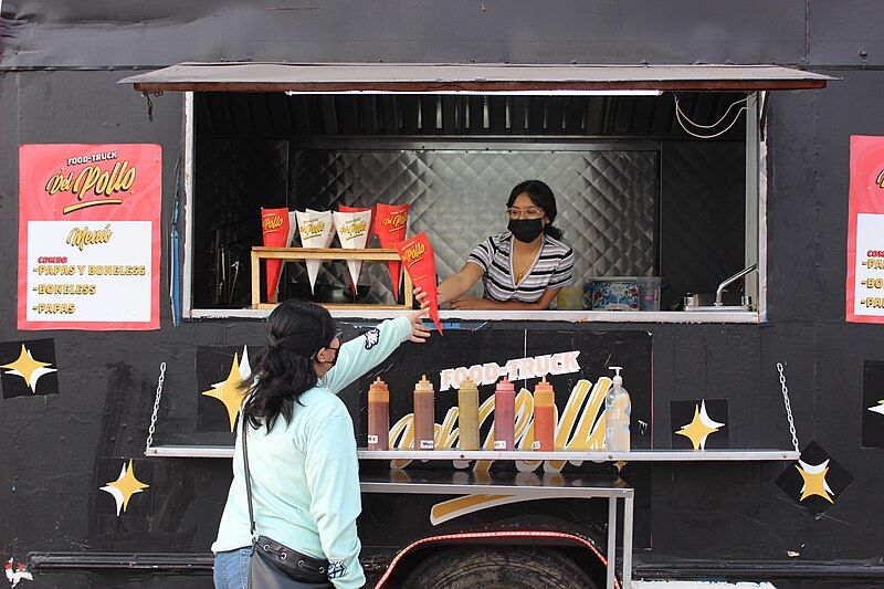 File:Vendedora foodtruck.jpg