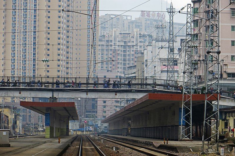 File:水南站站台与铁路天桥西南向.jpg