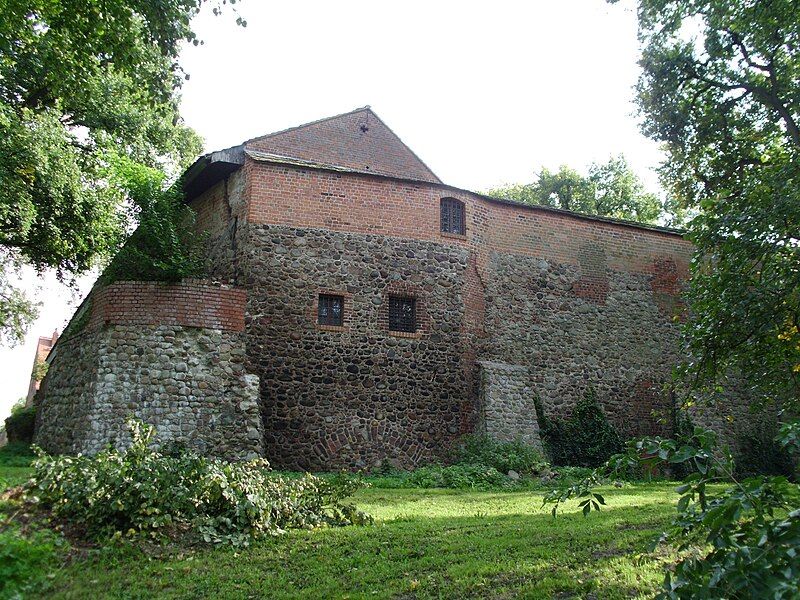 File:Beeskow Burg.JPG