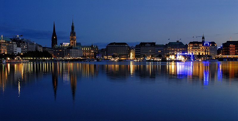 File:Binnenalster am Abend.jpg