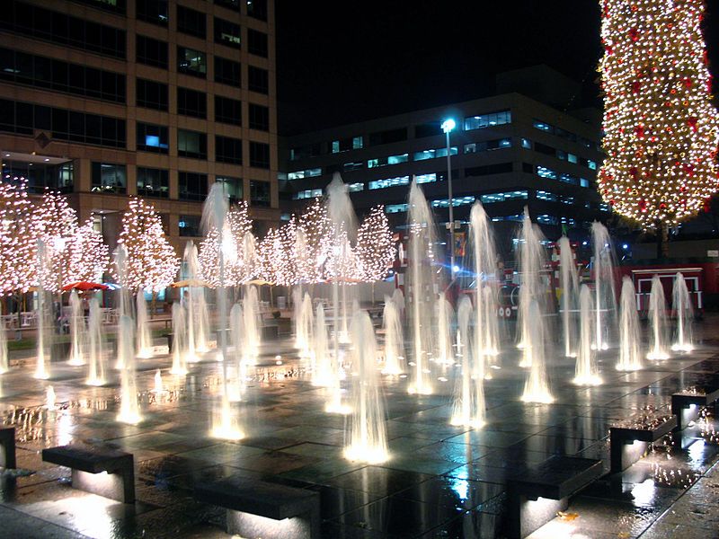 File:Crowncenterfountain.JPG