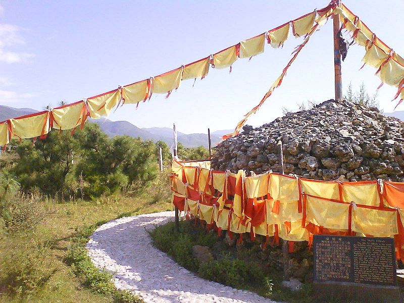 File:Dongba.ovoo.jpg