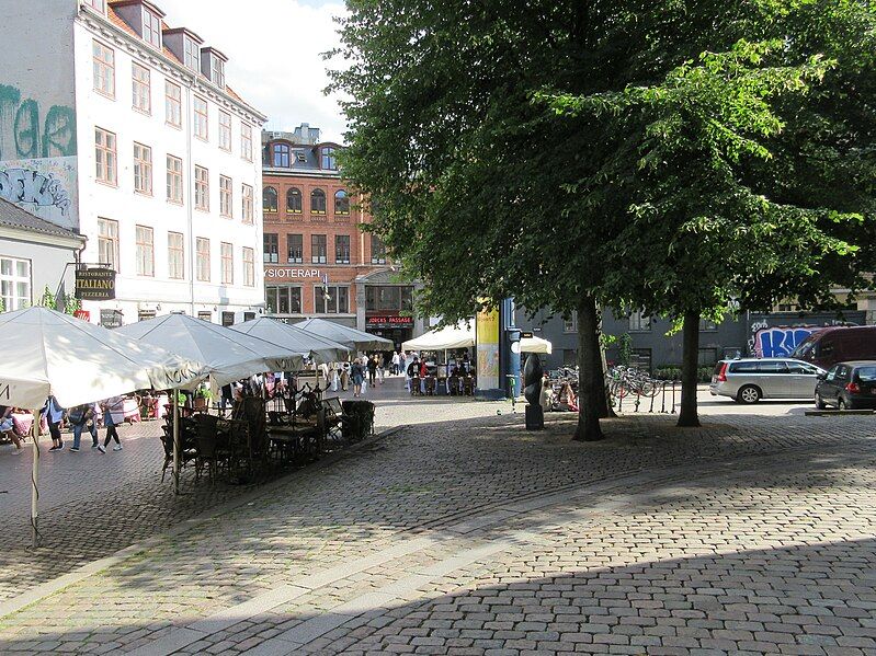 File:Fiolstræde, bag kirken.jpg