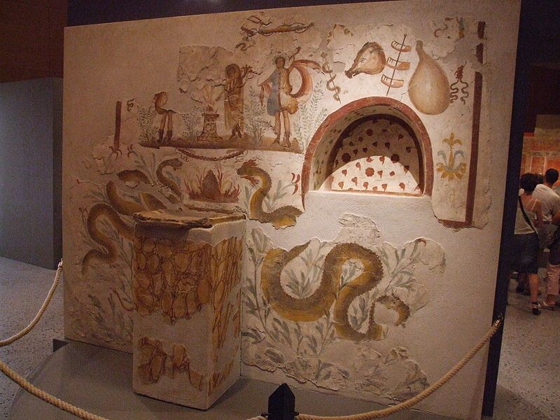 File:Lararium, Pompeji.JPG