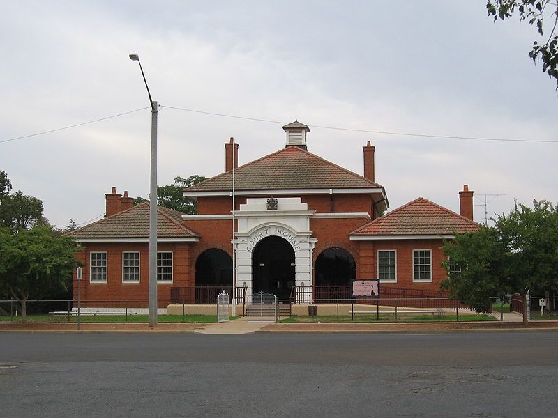 File:LeetonCourtHouse.JPG