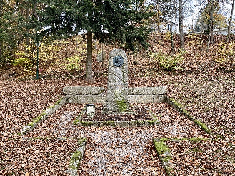 File:Litschau Robert-Hamerling-Denkmal.jpg