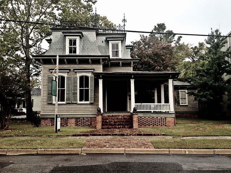 File:Mansard Roof House.jpg