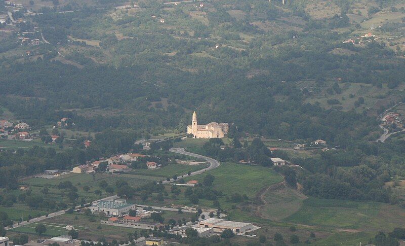 File:Piana di Folloni-Montella.JPG