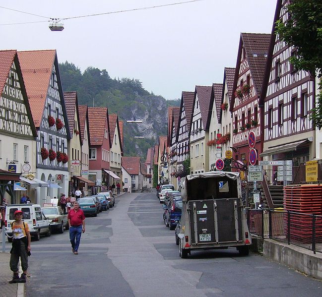 File:Pottenstein Hauptstrasse.jpg