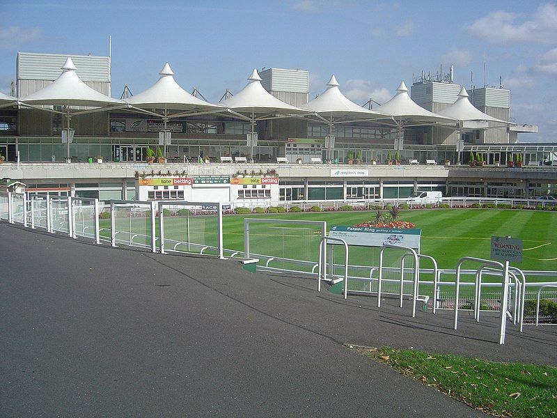 File:SandownParkParadeRing.jpg