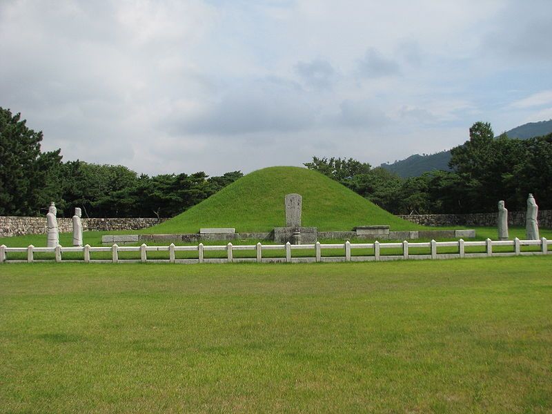 File:Suro Tomb.JPG