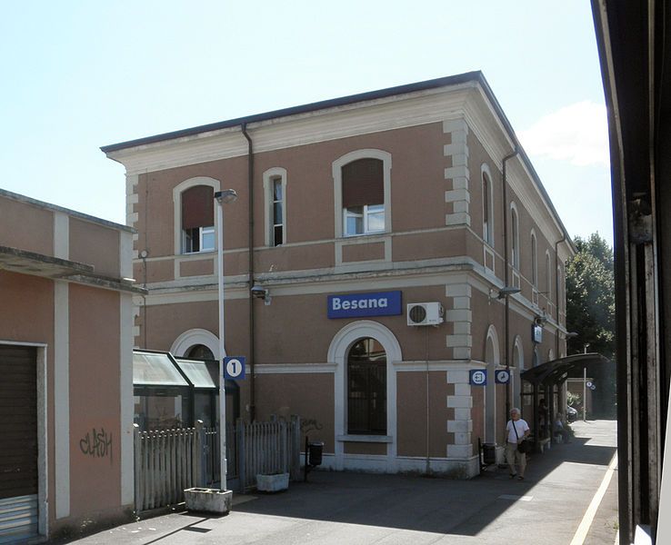 File:Besana stazione ferr.JPG