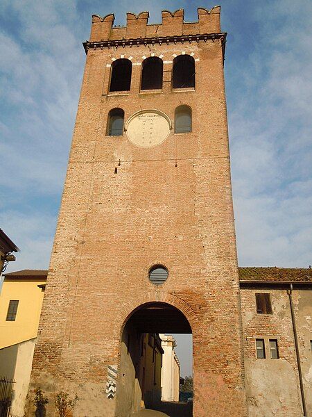 File:Castellucchio-Torre castello.jpg