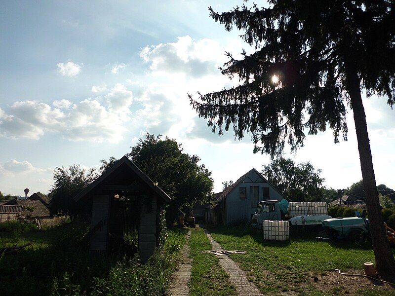 File:Farm in Óhíd.JPG