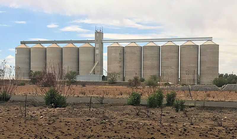 File:Grain Silos, Modderrivier.jpg