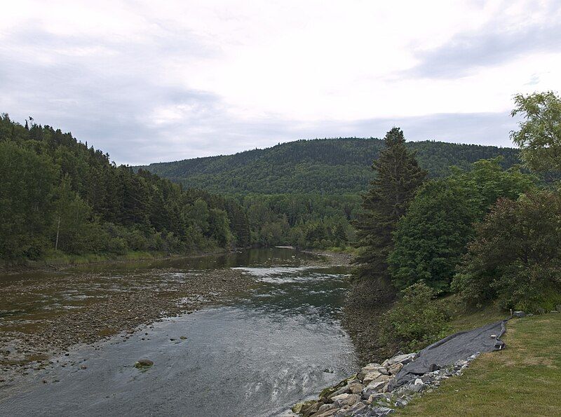 File:Grande-Vallée River.jpg