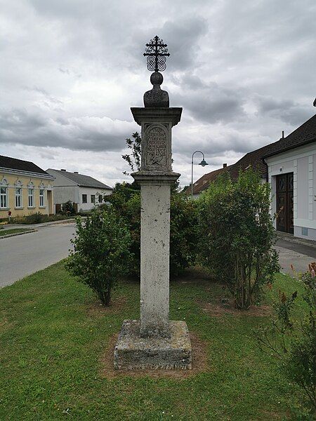 File:Hochmayersäule.jpg