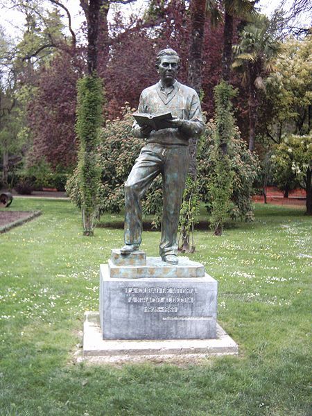 File:Ignacio aldecoa (estatua).jpg