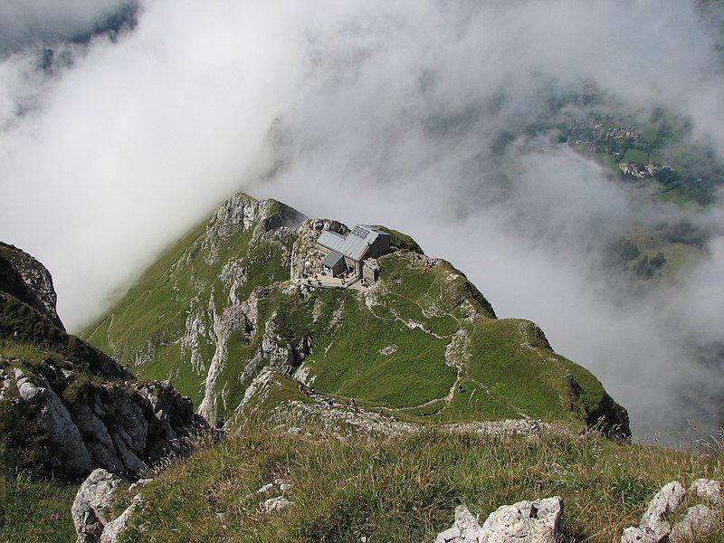 File:Refuge dent d'oche.JPG