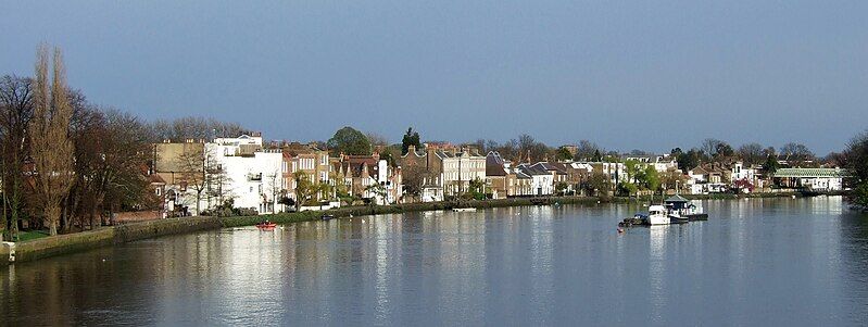 File:Strand-on-the-Green panorama.jpg