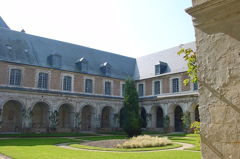 File:Valloires cloître.JPG