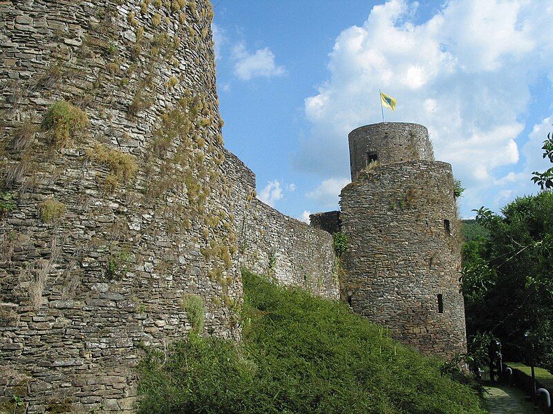 File:Burg-Reuland 050710 (3).jpg