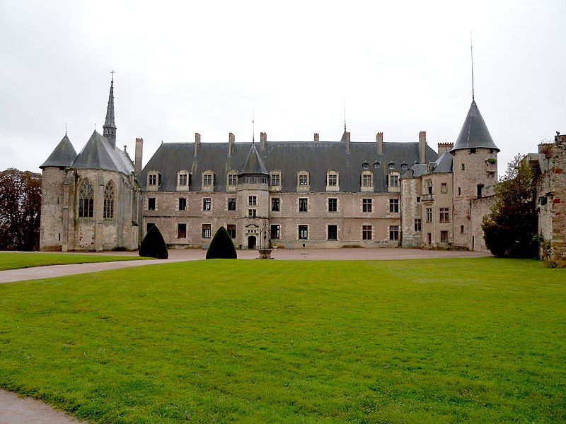 File:Château Lapalisse.jpg