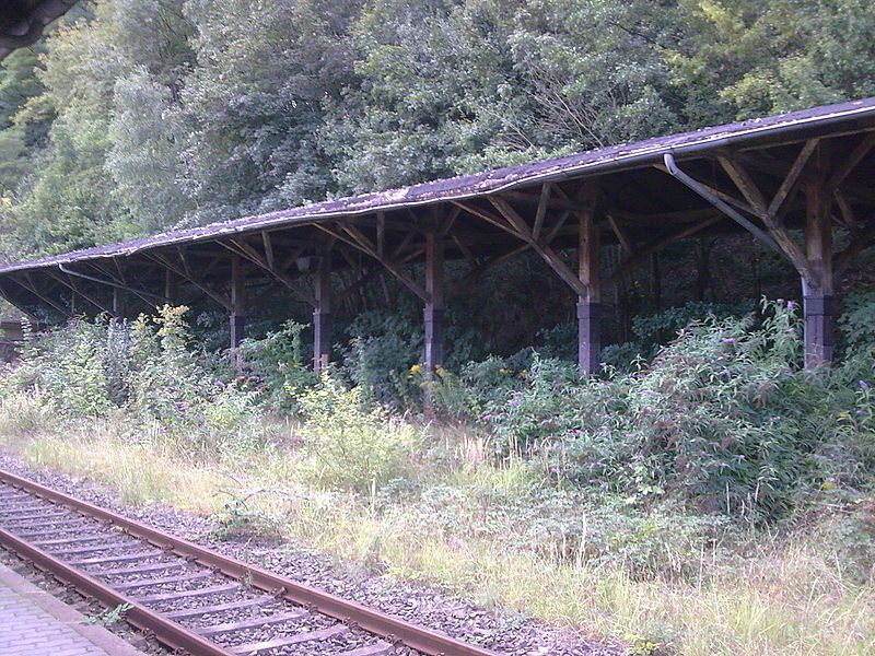 File:Dieringhausen Alter Bahnsteig.jpg