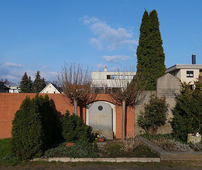 File:GraveMaxSkladanowsky-CemeteryBuchholzerStrasseBerlinPankow RomanDeckert08042023-01.jpg