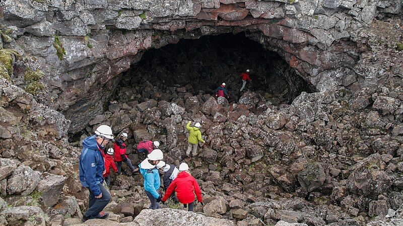 File:Surtshellir Cave (14318638671).jpg