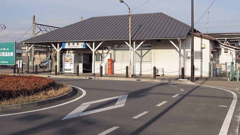 File:Tobu-railway-TI53-Yabuzuka-station-building-20141231-145158.jpg