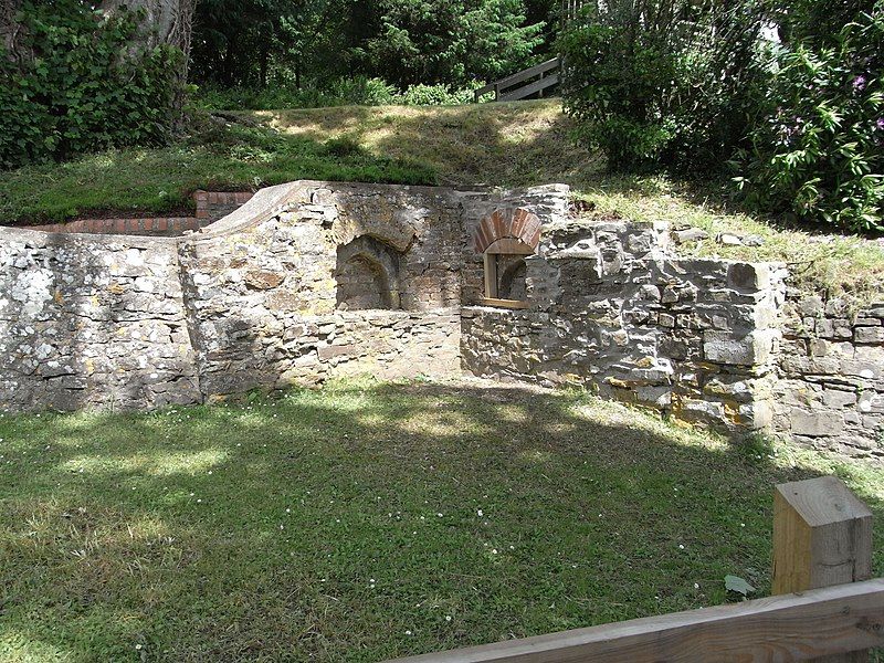 File:WhitechapelManorArchitecturalRemains.jpg