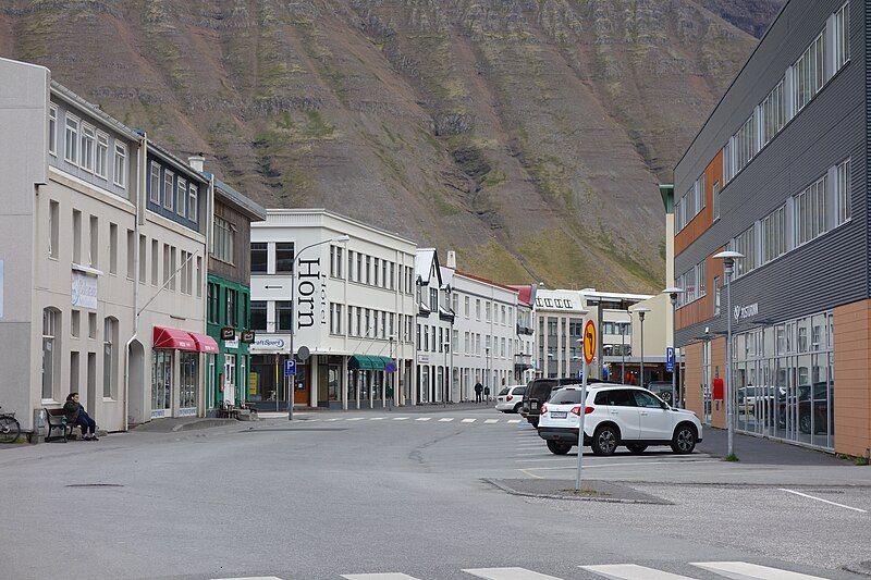 File:Ísafjörður Hafnarstræti.jpg