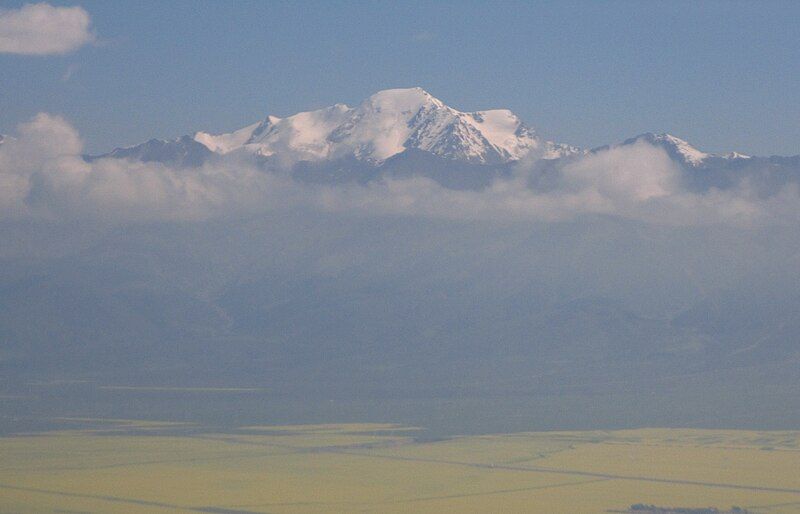 File:岗什卡雪峰.jpg