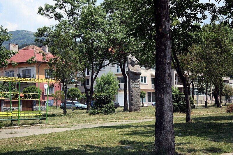 File:Buhiovo-main-street.jpg